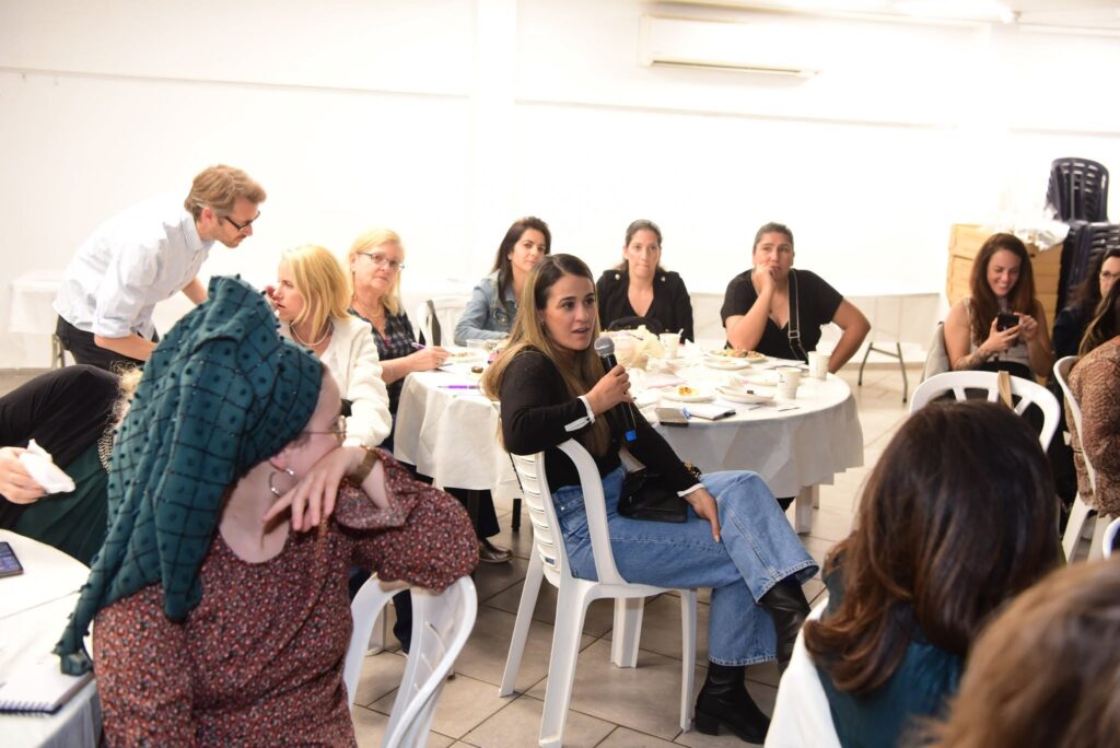 משתתפות במפגש השני של קהילת מקומית