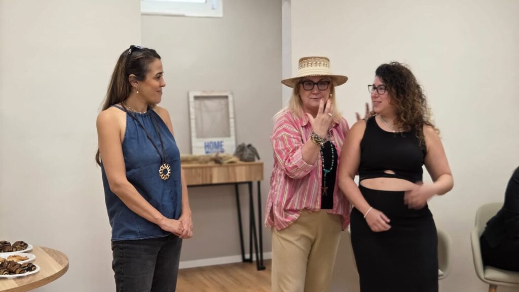 שתי בעלות עסקים משוחחות במהלך מפגש נטוורקינג לנשים עצמאיות ברמת השרון