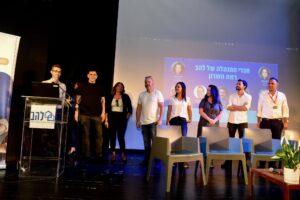 אורן זיו וחברי הנהלת להב רמת השרון על הבמה בכנס העסקים העירוני
