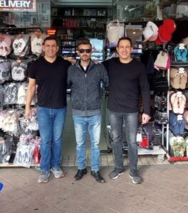 אורן זיו עם בעל מסעדה מקומית ברמת השרון