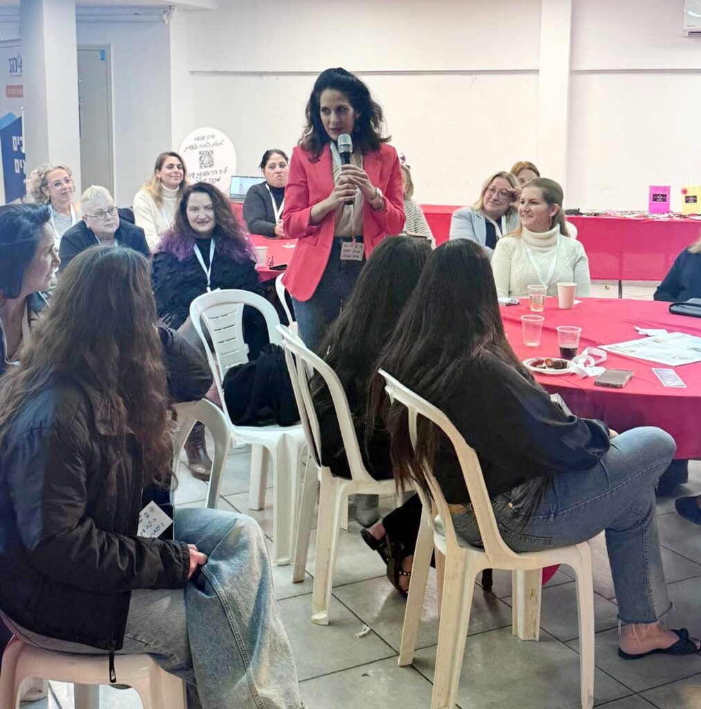 משתתפת נושאת דברים בפני קהל הנשים העצמאיות בכנס