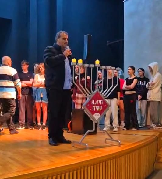 אלי אלוש, מנכ"ל מגוונים, בהדלקת נרות חנוכה באירוע הקהילתי ברובע הדר