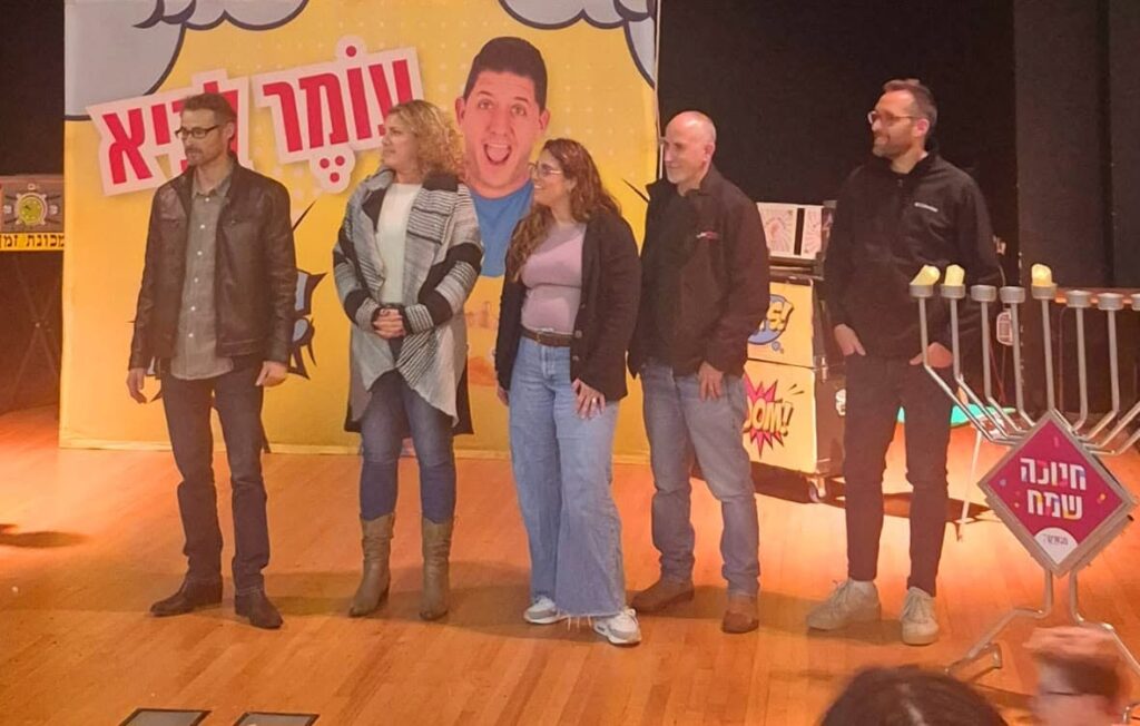 אורן זיו וחברי קבוצת פעילי הדר במפגש קהילתי ברמת השרון