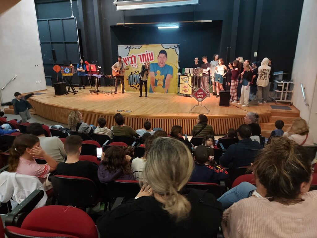 משפחות ותושבים משתתפים באירוע חנוכה קהילתי של פעילי הדר ברמת השרון
