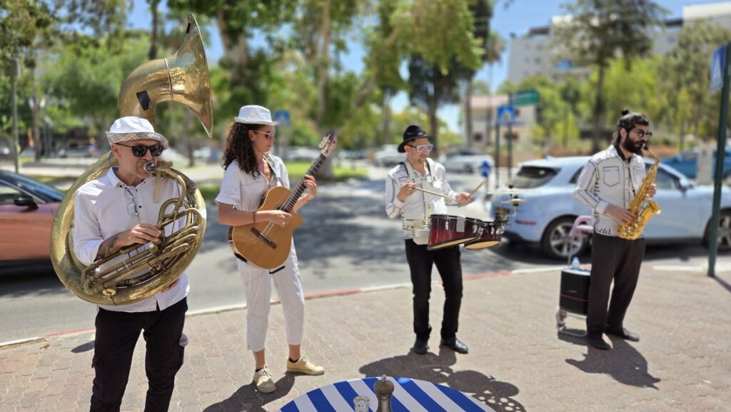 נגני רחוב בהופעה מוזיקלית במסגרת יריד אוסישקין ברמת השרון.