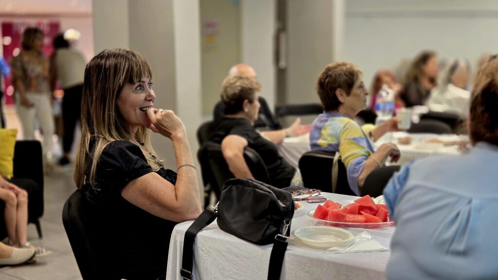 משתתפים במפגש מועדון הלאדינו ברמת השרון במסגרת פעילות קהילת הגיל השלישי