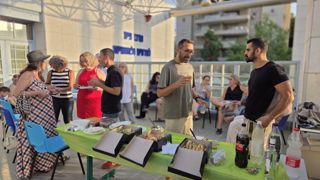 פעילי שכונה משוחחים במהלך מפגש היכרות במרכז הקהילתי