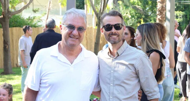 אורן זיו לצד מנכ״ל עיריית רמת השרון יורם אברהמי במסגרת עבודתו כיועץ קהילה ועסקים